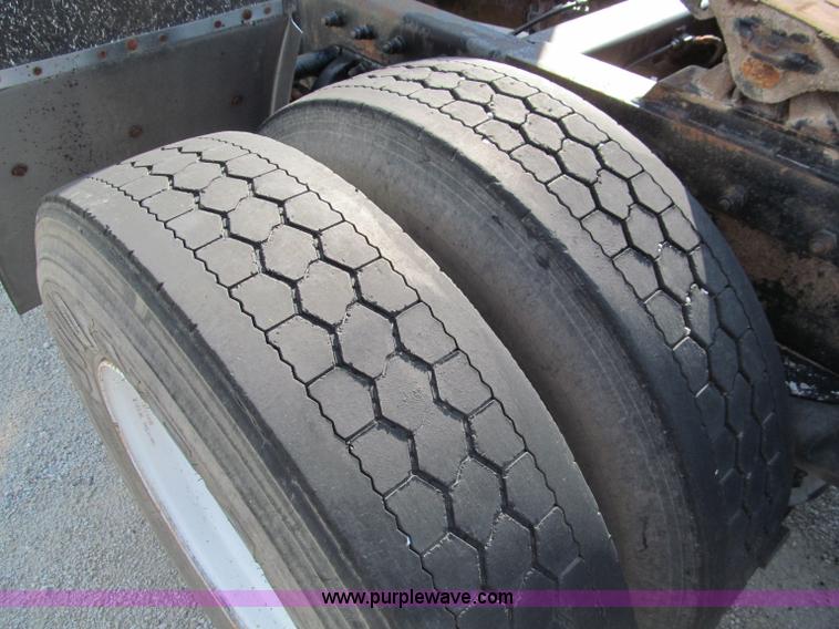 image for item D3108 2000 Peterbilt 377 semi truck