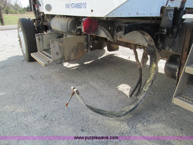 image for item D3108 2000 Peterbilt 377 semi truck