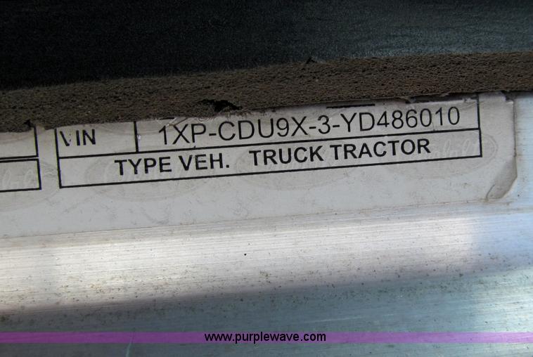 image for item D3108 2000 Peterbilt 377 semi truck