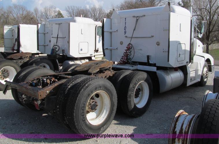 image for item D3109 1999 Peterbilt 377 semi truck