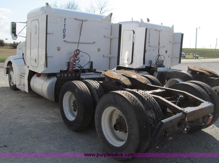 image for item D3109 1999 Peterbilt 377 semi truck