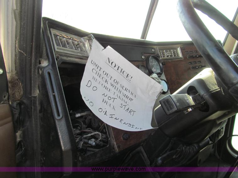 image for item D3109 1999 Peterbilt 377 semi truck