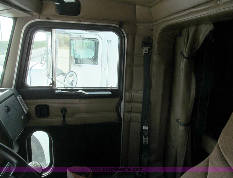 image for item D3109 1999 Peterbilt 377 semi truck