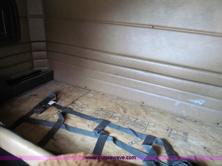 image for item D3109 1999 Peterbilt 377 semi truck