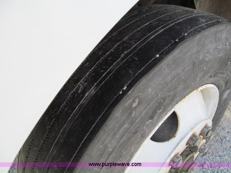 image for item D3109 1999 Peterbilt 377 semi truck