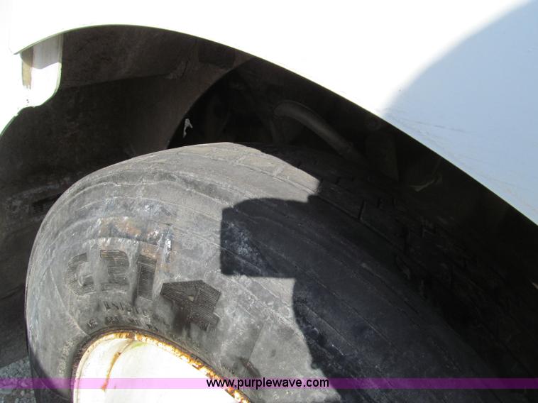 image for item D3109 1999 Peterbilt 377 semi truck