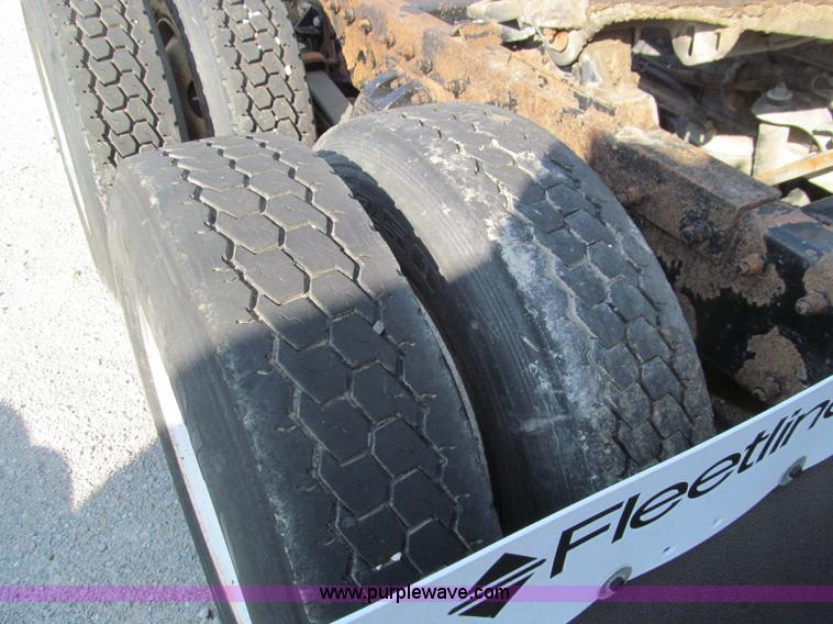 image for item D3109 1999 Peterbilt 377 semi truck