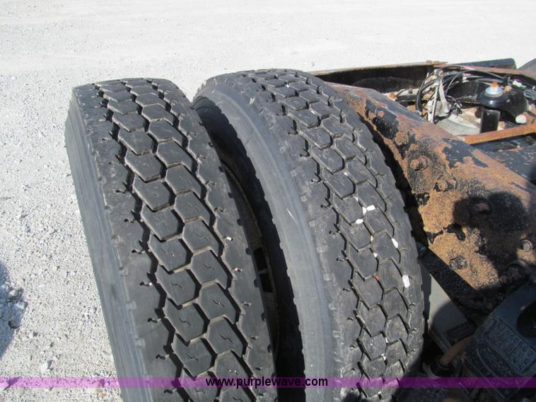 image for item D3109 1999 Peterbilt 377 semi truck