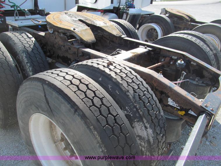 image for item D3109 1999 Peterbilt 377 semi truck