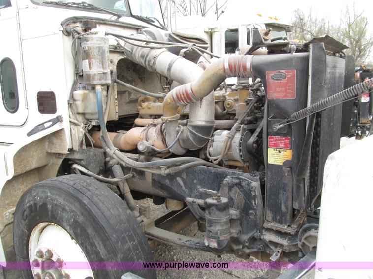 image for item D3109 1999 Peterbilt 377 semi truck