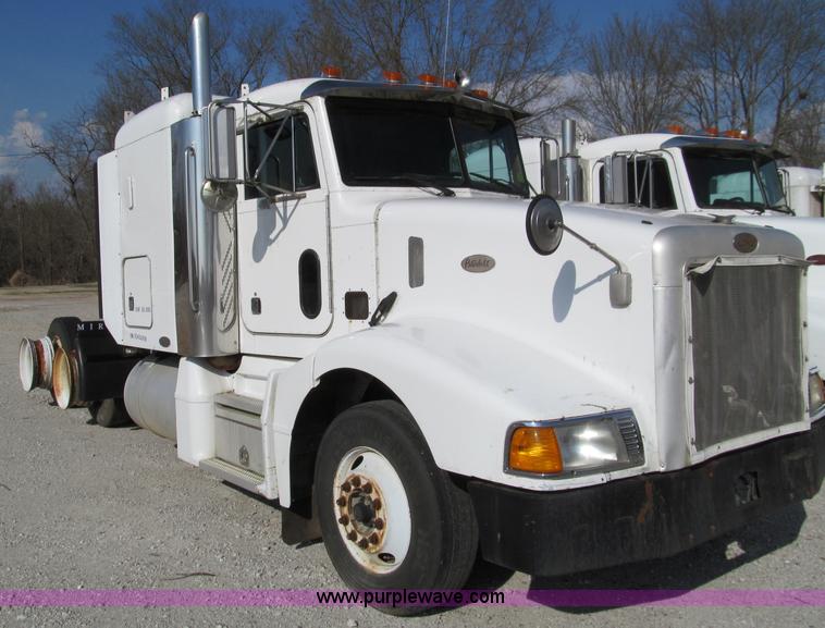 image for item D3110 1999 Peterbilt 377 semi truck