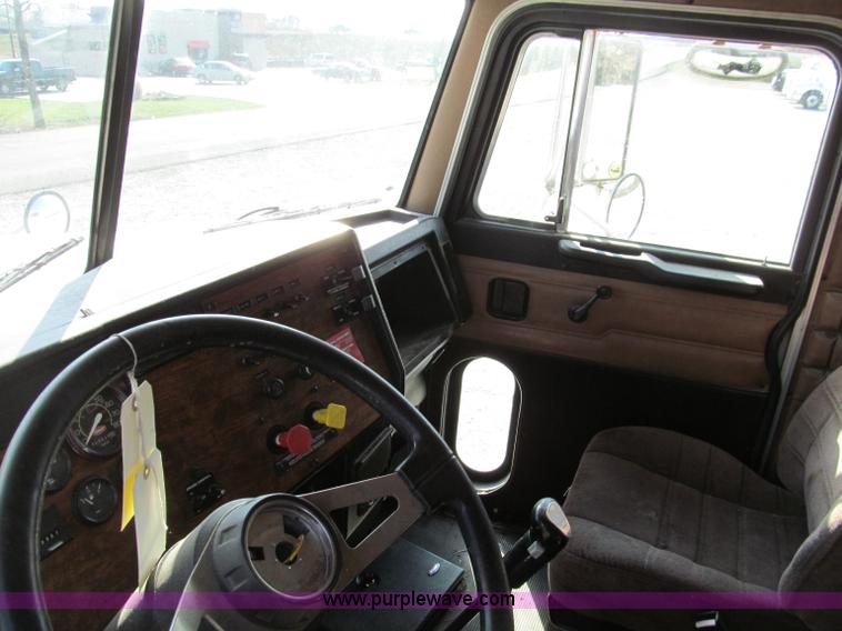 image for item D3110 1999 Peterbilt 377 semi truck