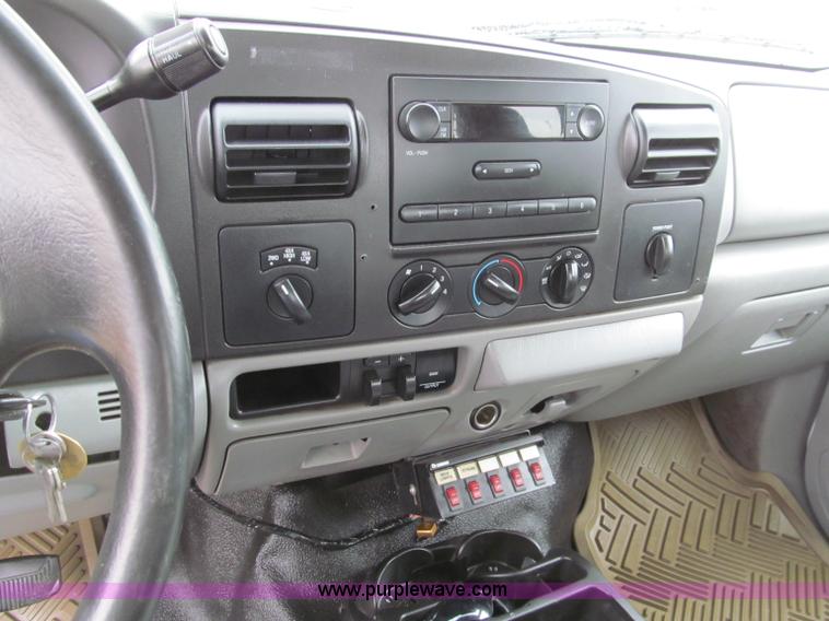 image for item D3120 2007 Ford F350 XL Super Duty crew cab pickup truck