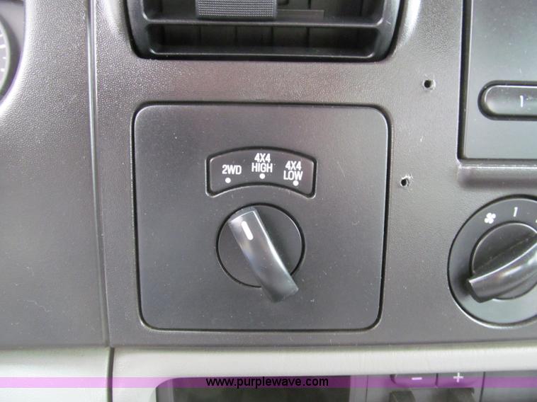 image for item D3120 2007 Ford F350 XL Super Duty crew cab pickup truck