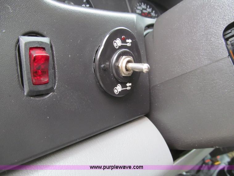 image for item D3120 2007 Ford F350 XL Super Duty crew cab pickup truck