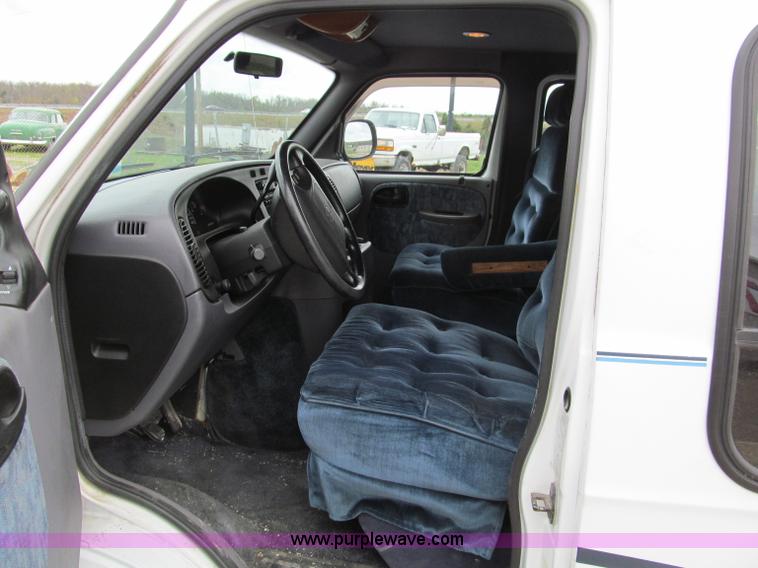 image for item D3130 1999 Dodge Ram B1500 van
