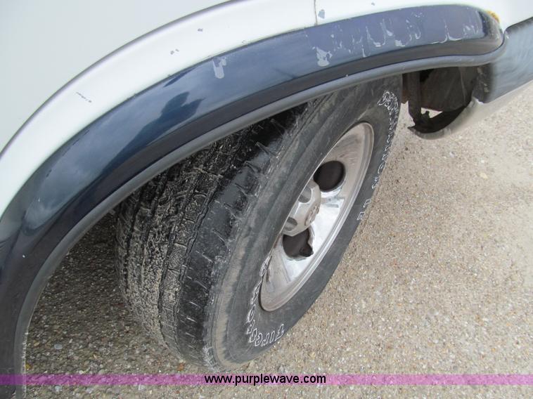 image for item D3130 1999 Dodge Ram B1500 van