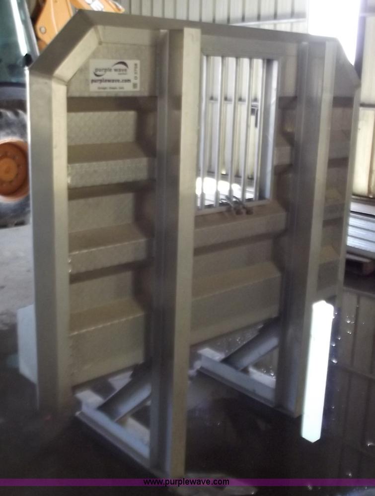 image for item D3758 2011 Road Gear semi truck aluminum headache rack