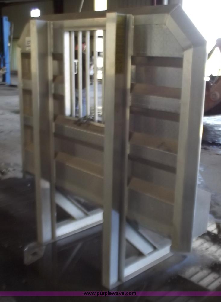 image for item D3758 2011 Road Gear semi truck aluminum headache rack