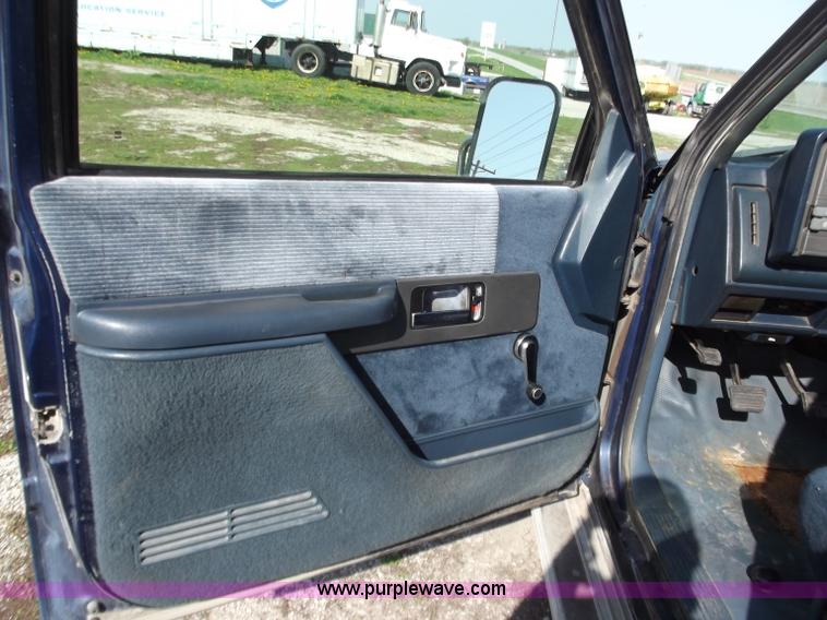 image for item D3853 1993 Chevrolet K3500 Silverado tow truck