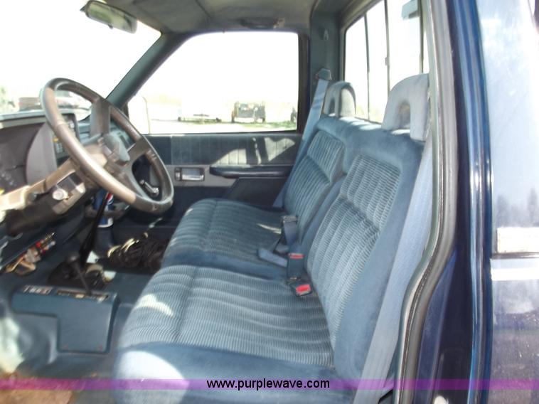 image for item D3853 1993 Chevrolet K3500 Silverado tow truck