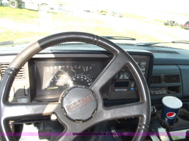 image for item D3853 1993 Chevrolet K3500 Silverado tow truck