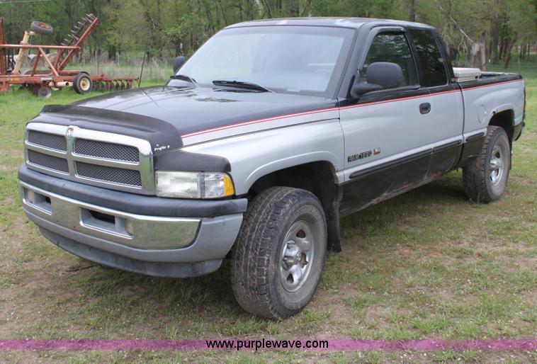 image for item D7677 1998 Dodge Ram 1500 SLT quad cab pickup truck