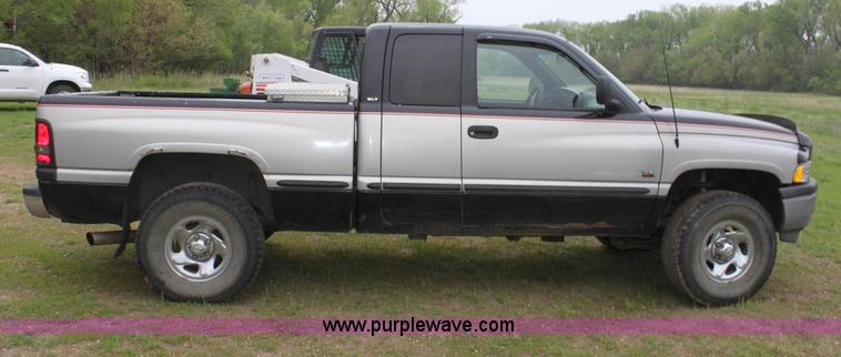 image for item D7677 1998 Dodge Ram 1500 SLT quad cab pickup truck