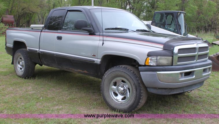 image for item D7677 1998 Dodge Ram 1500 SLT quad cab pickup truck