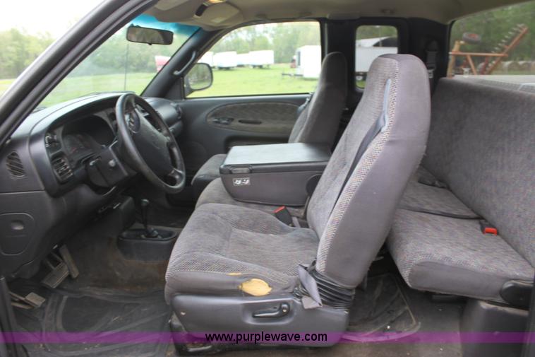 image for item D7677 1998 Dodge Ram 1500 SLT quad cab pickup truck