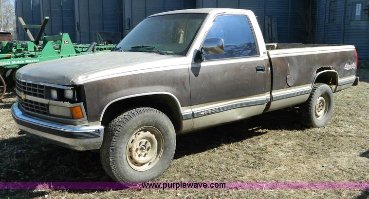 image for item D8916 1988 Chevrolet K2500 pickup truck