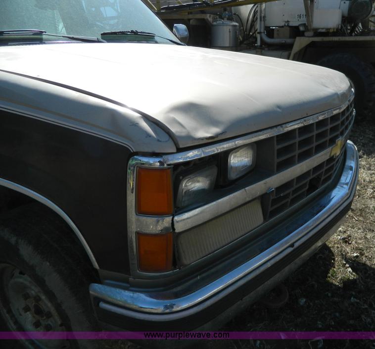 image for item D8916 1988 Chevrolet K2500 pickup truck