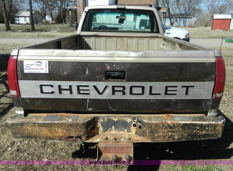 image for item D8916 1988 Chevrolet K2500 pickup truck