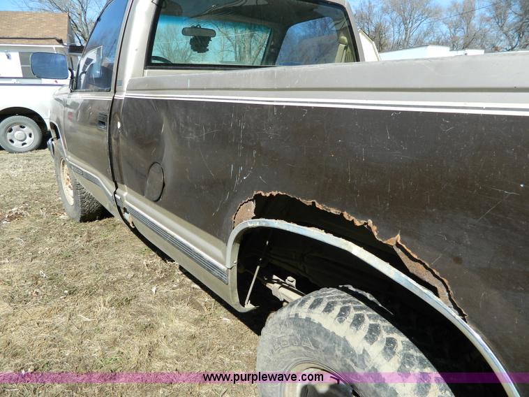 image for item D8916 1988 Chevrolet K2500 pickup truck