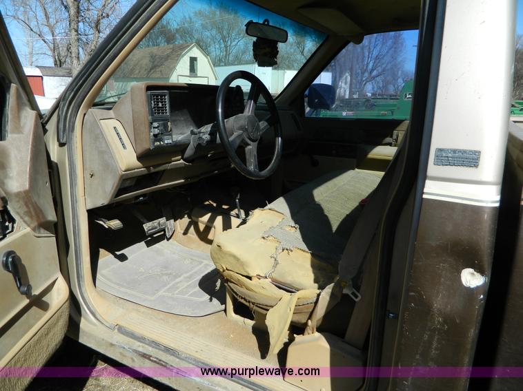 image for item D8916 1988 Chevrolet K2500 pickup truck