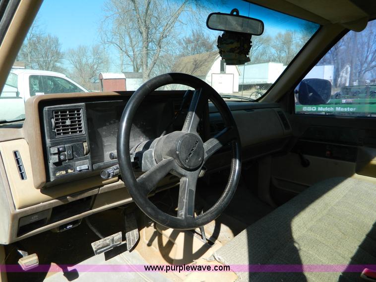 image for item D8916 1988 Chevrolet K2500 pickup truck