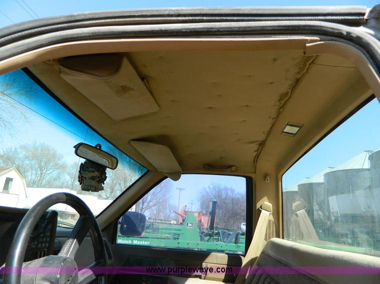 image for item D8916 1988 Chevrolet K2500 pickup truck