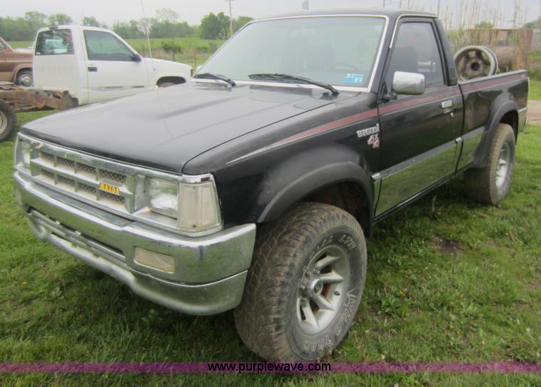 image for item V9029 1992 Mazda B2600i short bed pickup truck