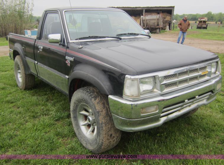 image for item V9029 1992 Mazda B2600i short bed pickup truck