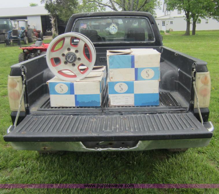 image for item V9029 1992 Mazda B2600i short bed pickup truck