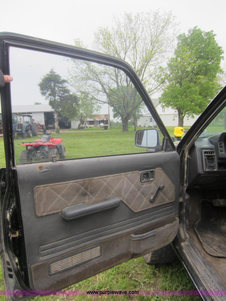 image for item V9029 1992 Mazda B2600i short bed pickup truck