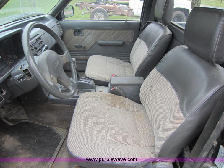 image for item V9029 1992 Mazda B2600i short bed pickup truck