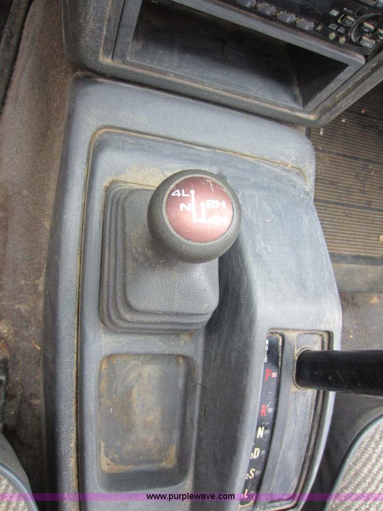 image for item V9029 1992 Mazda B2600i short bed pickup truck