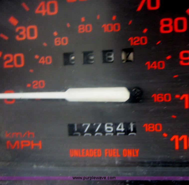 image for item V9029 1992 Mazda B2600i short bed pickup truck