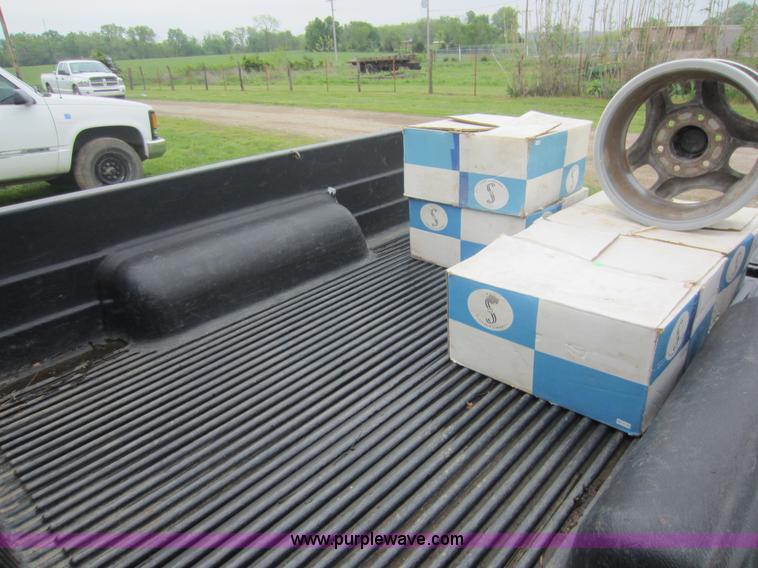 image for item V9029 1992 Mazda B2600i short bed pickup truck