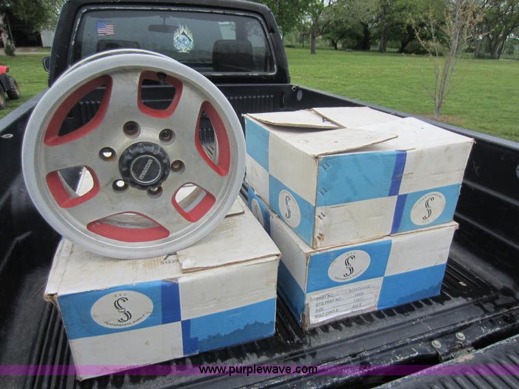 image for item V9029 1992 Mazda B2600i short bed pickup truck