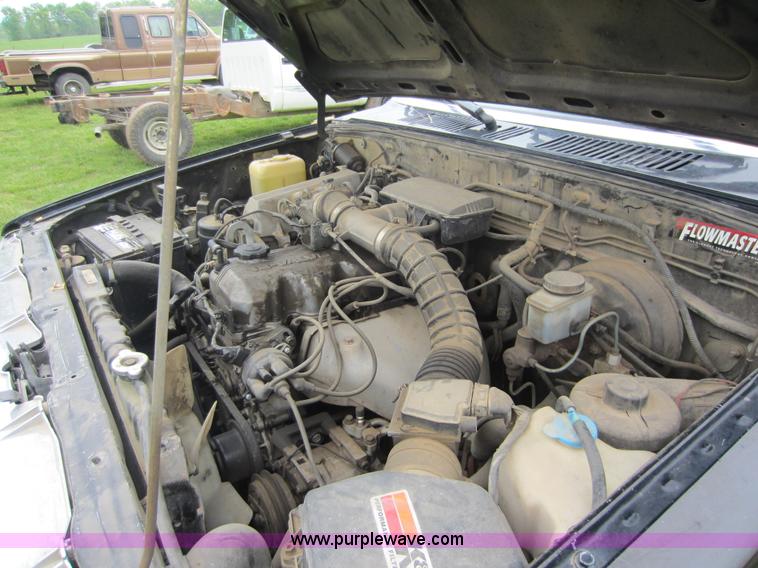 image for item V9029 1992 Mazda B2600i short bed pickup truck