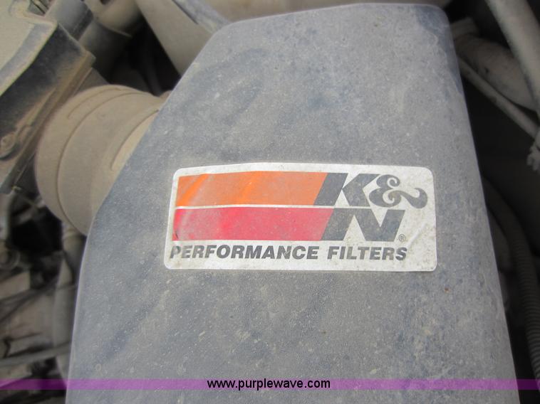 image for item V9029 1992 Mazda B2600i short bed pickup truck