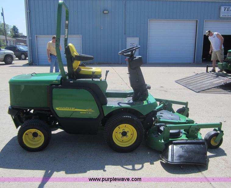 image for item V9034 2004 John Deere 1435 Series II lawn mower