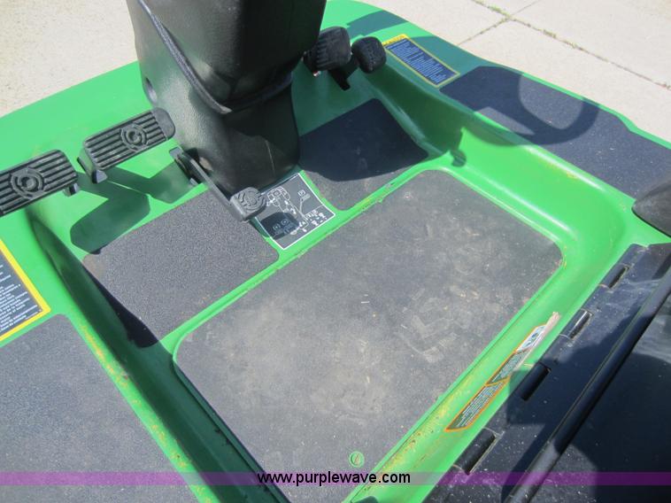 image for item V9034 2004 John Deere 1435 Series II lawn mower